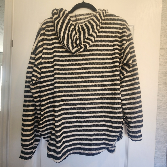 *HEIMISH USA Monochrome Striped Top Size S Euc* - Picture 4 of 4